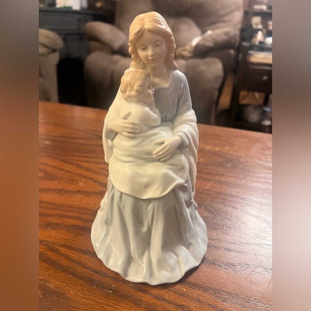 Vintage Homco Ceramic Figurine with White and Cream Tones - Picture 1 of 4